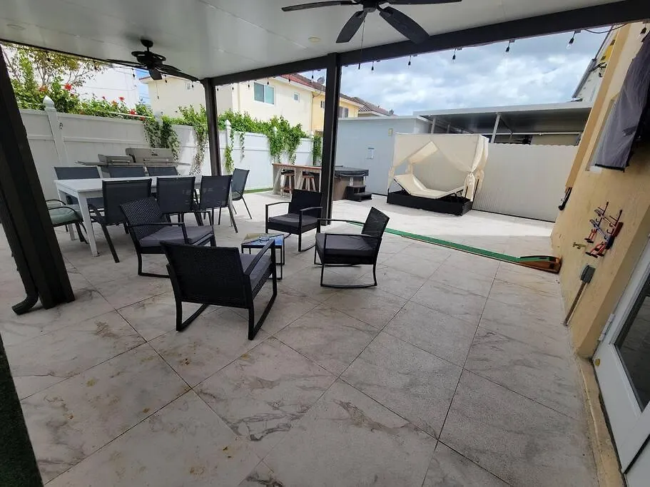 Holiday home Boutique Style House, Mini Golf Bbq Hot-tub Ev-charger Foosball Miami