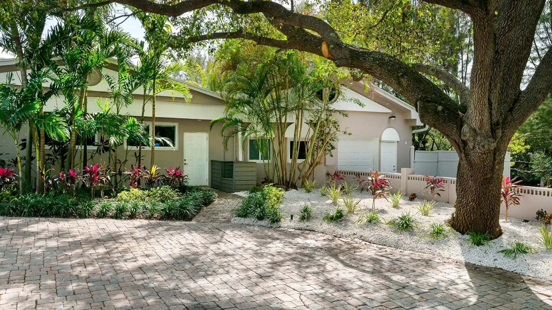 Tropical Waterfront Family Oasis - Amazing Location Holiday home