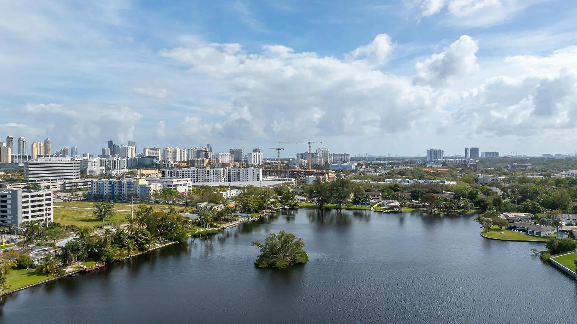 Tropical Waterfront Family Oasis - Amazing Location *