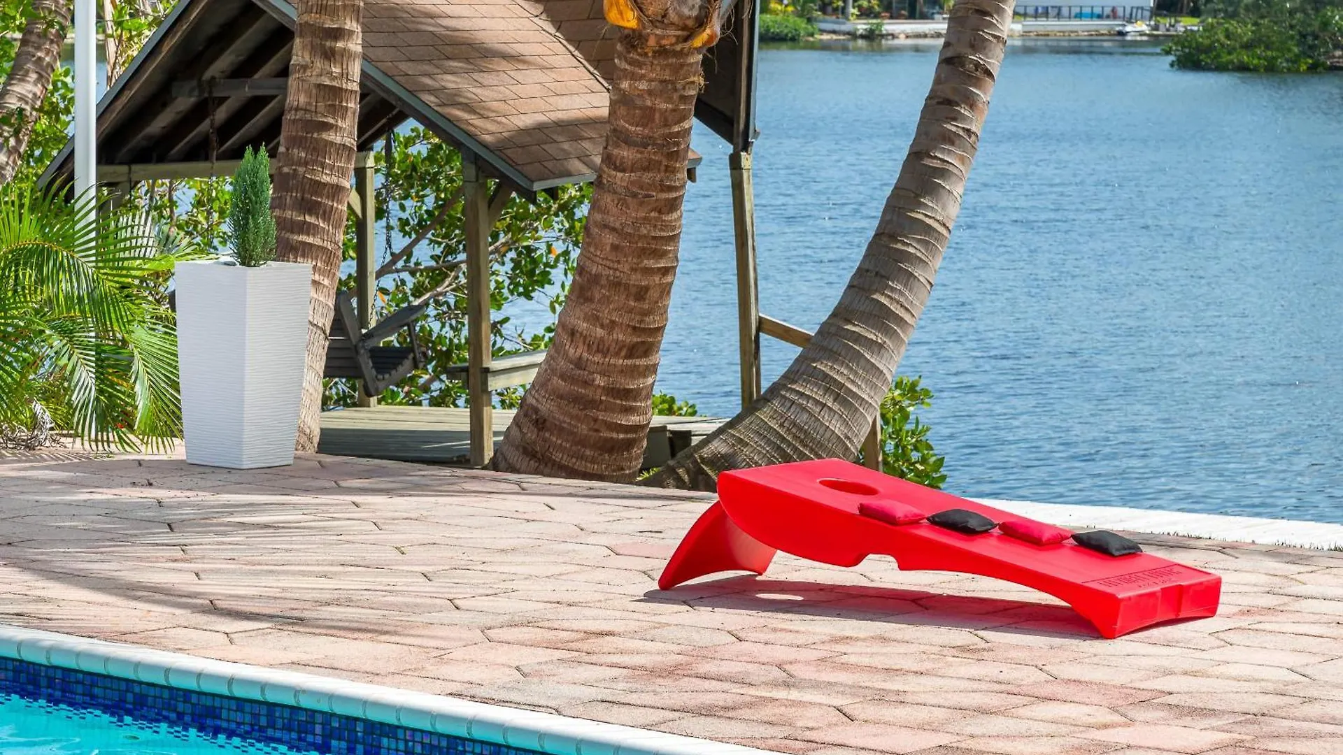 Tropical Waterfront Family Oasis - Amazing Location *
