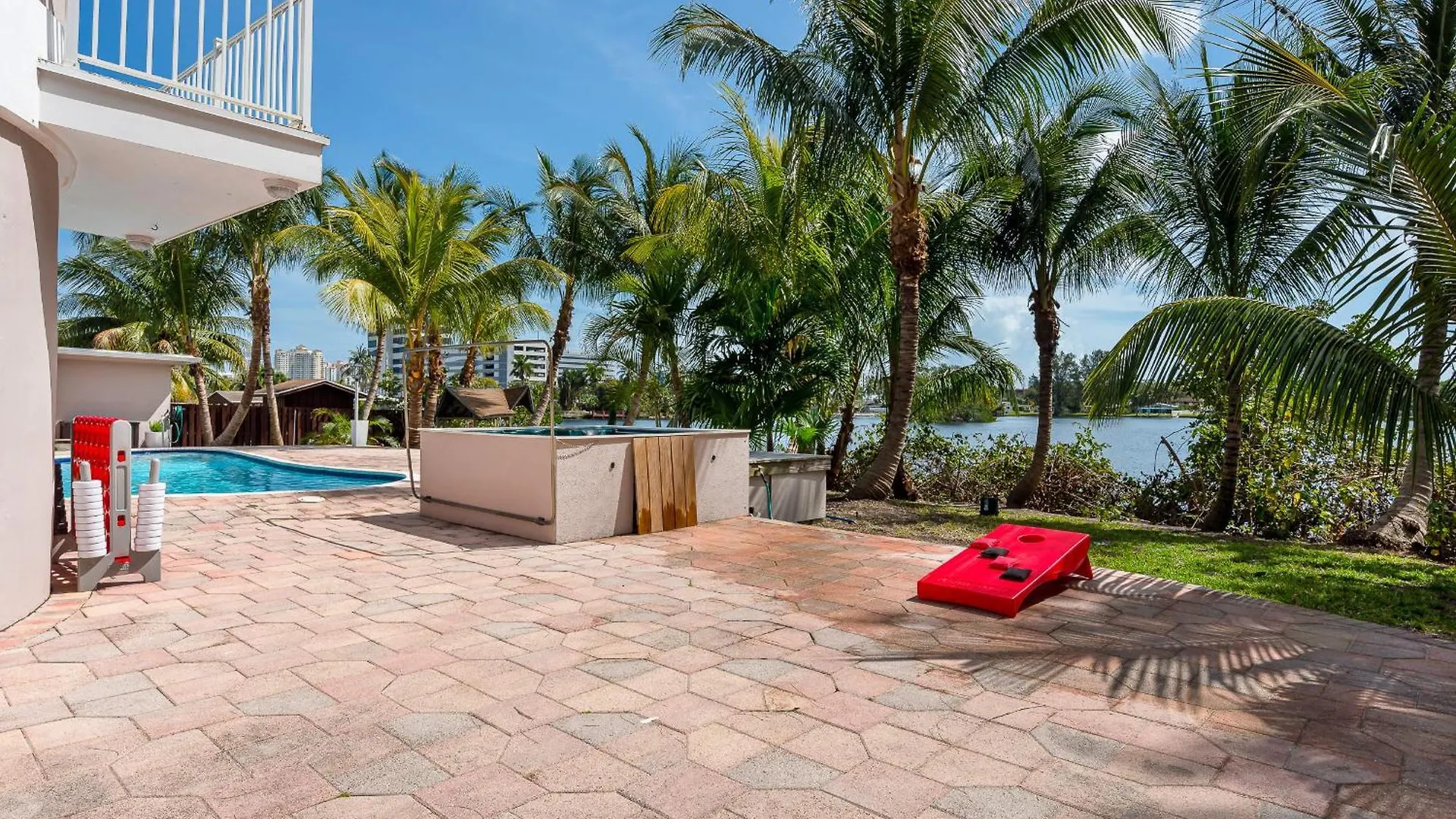 Tropical Waterfront Family Oasis - Amazing Location Miami