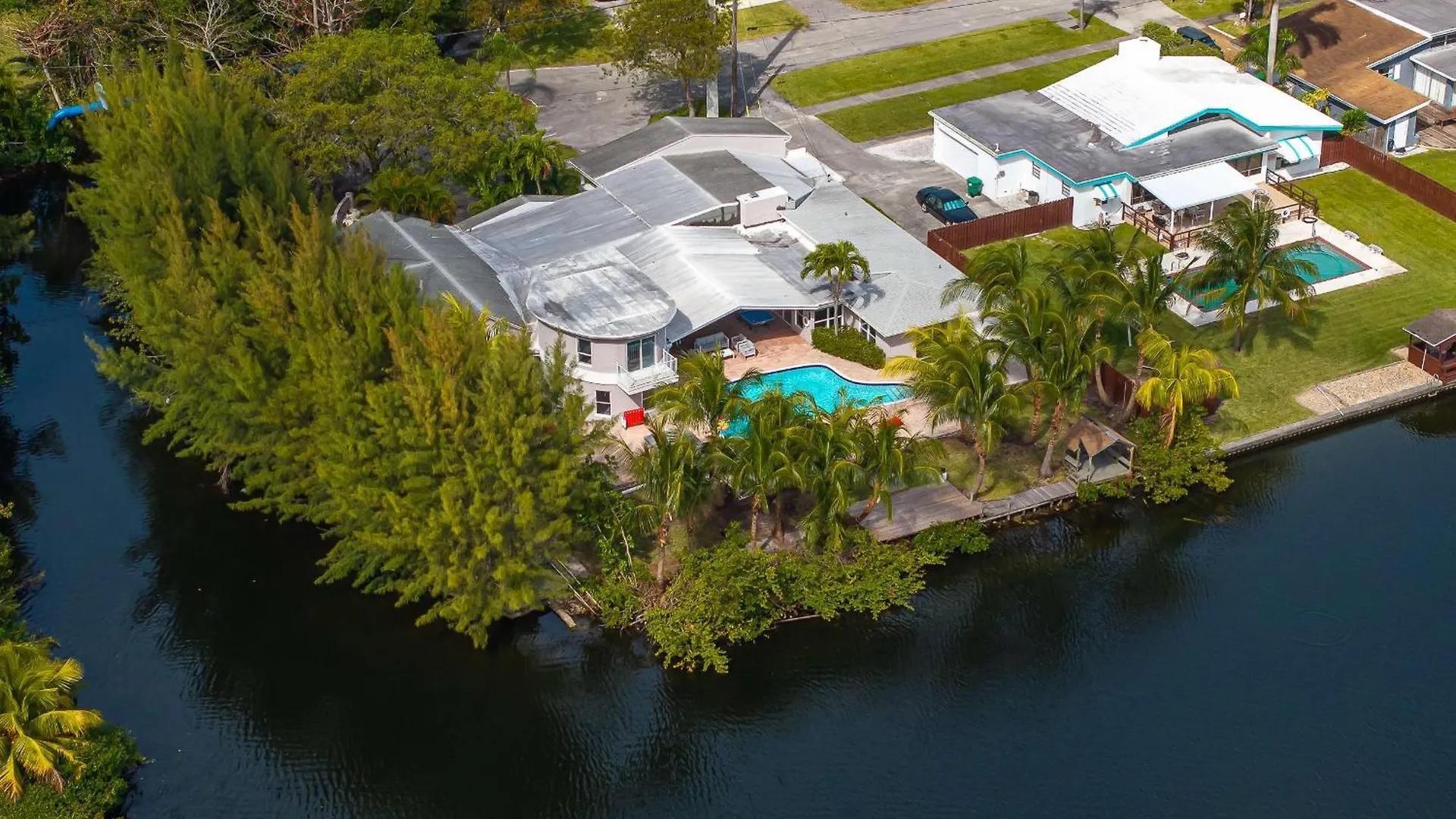 Tropical Waterfront Family Oasis - Amazing Location Holiday home
