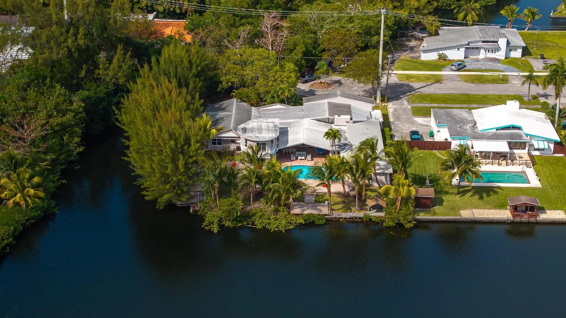 Tropical Waterfront Family Oasis - Amazing Location Miami