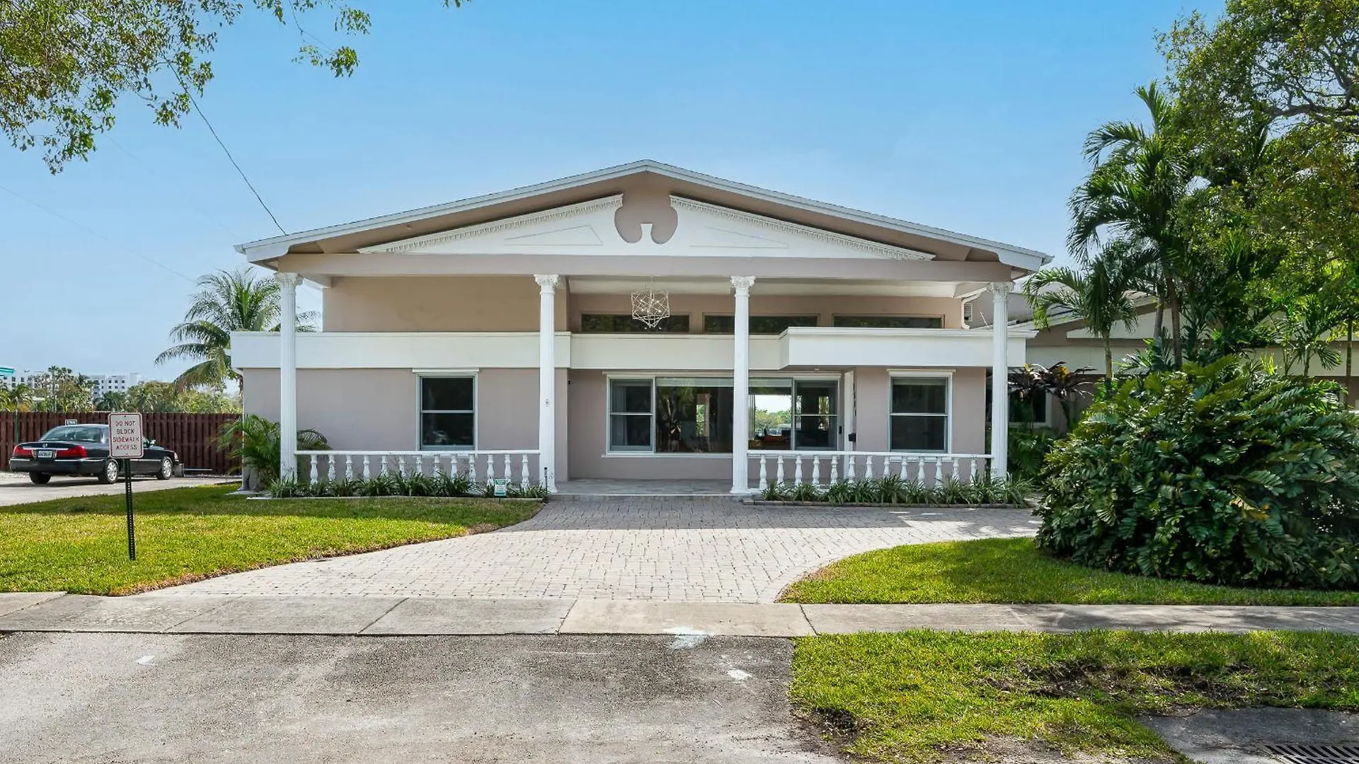 Tropical Waterfront Family Oasis - Amazing Location * Miami