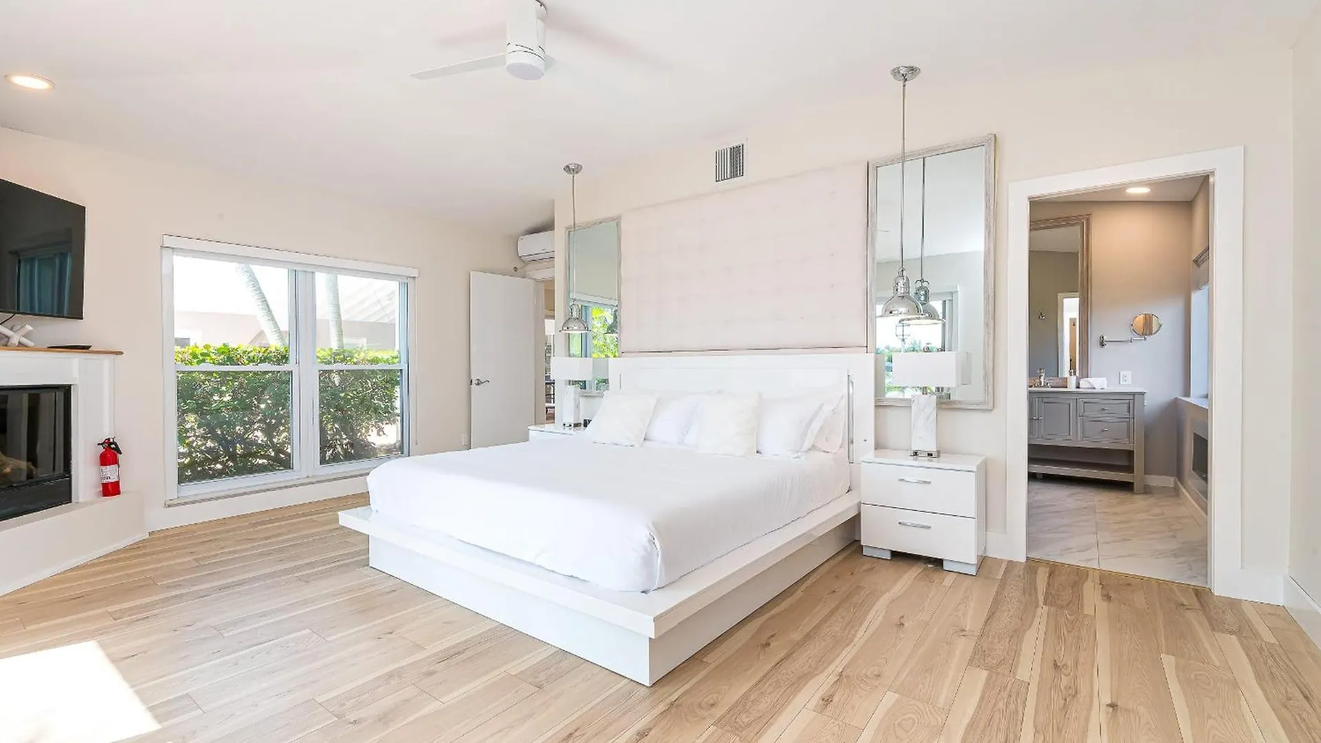 Tropical Waterfront Family Oasis - Amazing Location * Miami