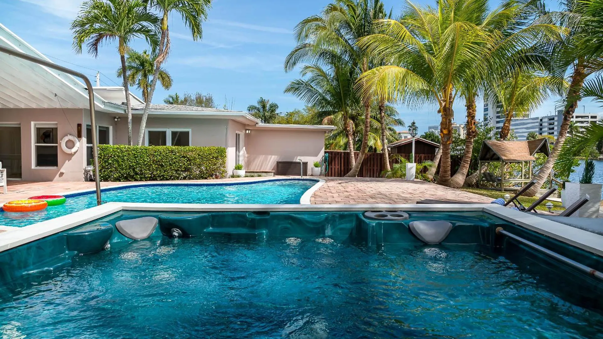 Tropical Waterfront Family Oasis - Amazing Location Miami