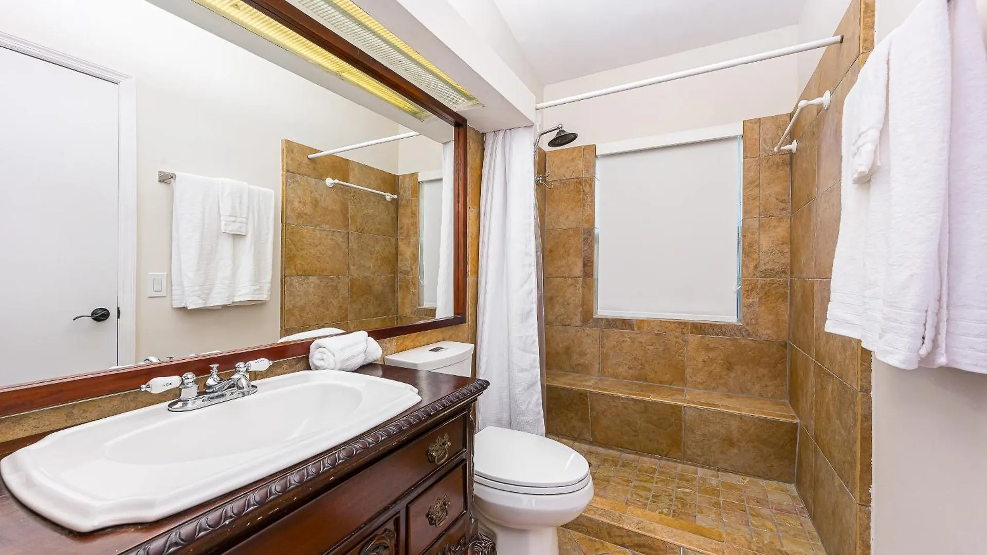Tropical Waterfront Family Oasis - Amazing Location Holiday home