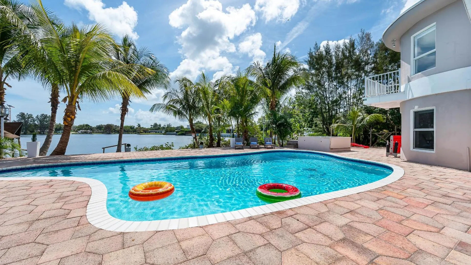 Tropical Waterfront Family Oasis - Amazing Location *