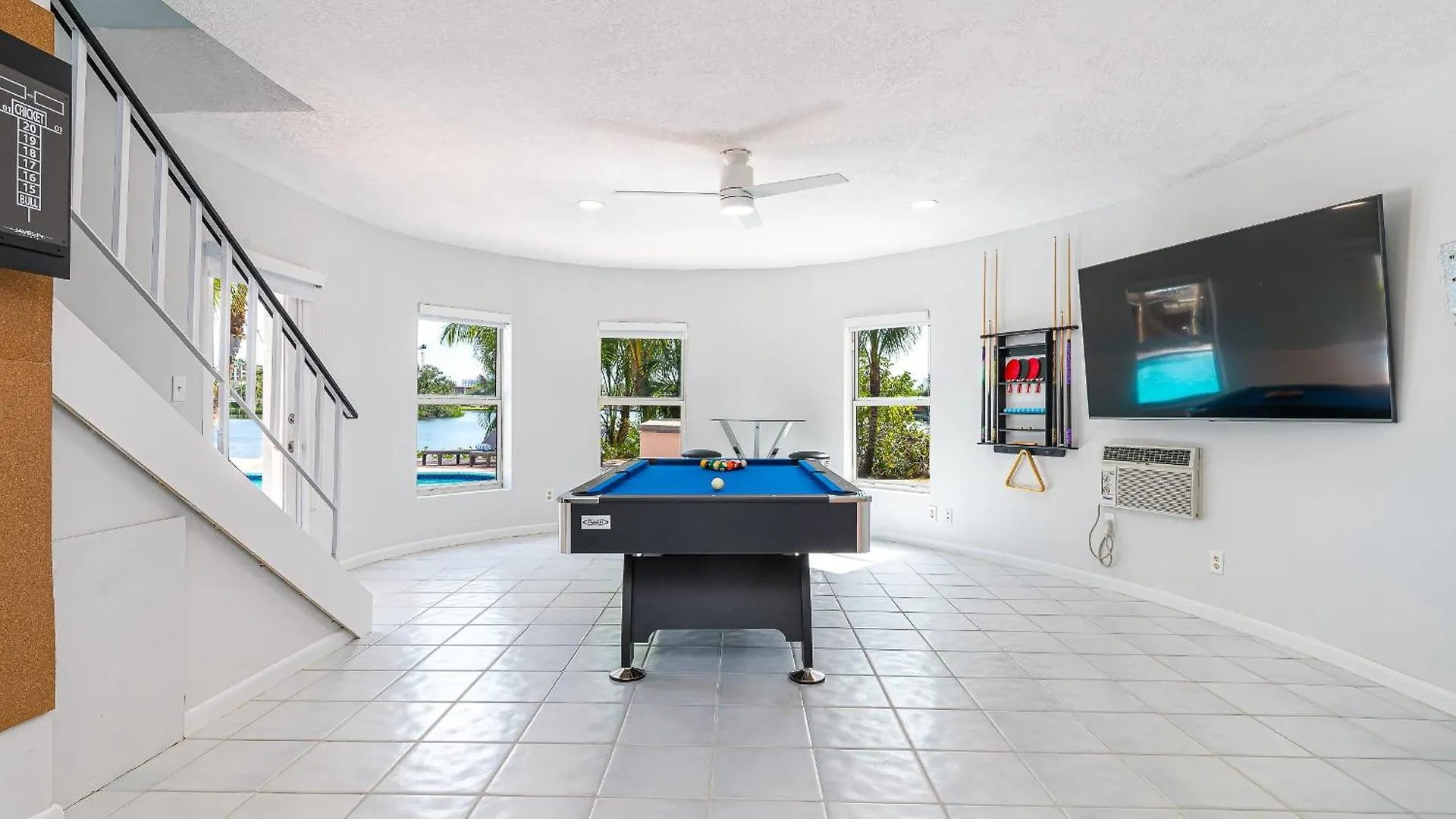 Tropical Waterfront Family Oasis - Amazing Location Holiday home