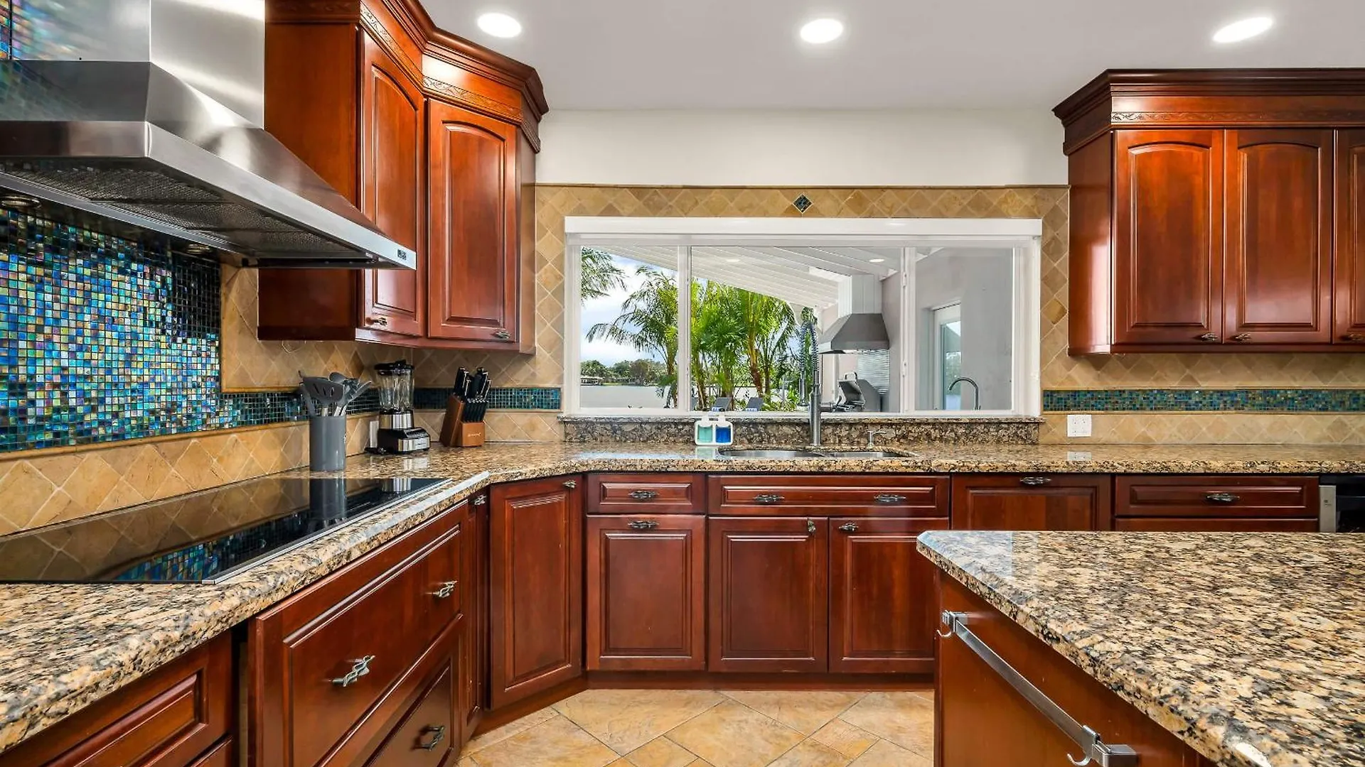 Holiday home Tropical Waterfront Family Oasis - Amazing Location *