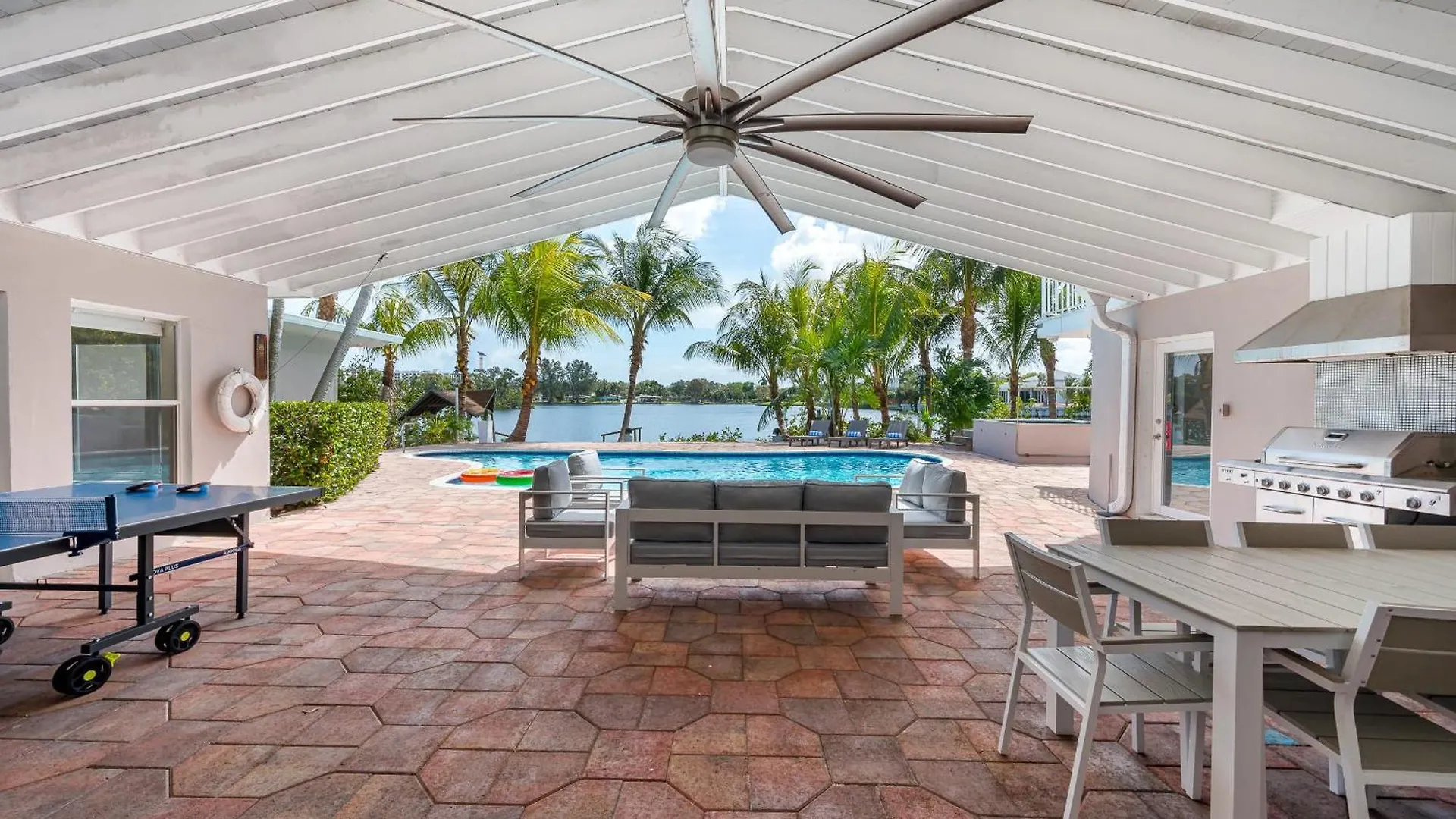 Tropical Waterfront Family Oasis - Amazing Location Holiday home