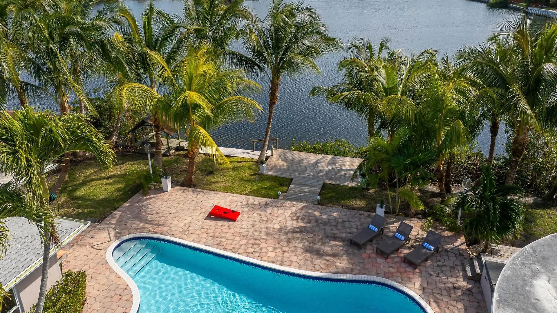Tropical Waterfront Family Oasis - Amazing Location Holiday home *