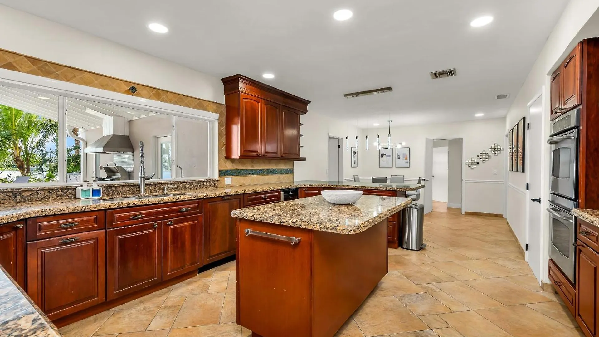 Tropical Waterfront Family Oasis - Amazing Location *