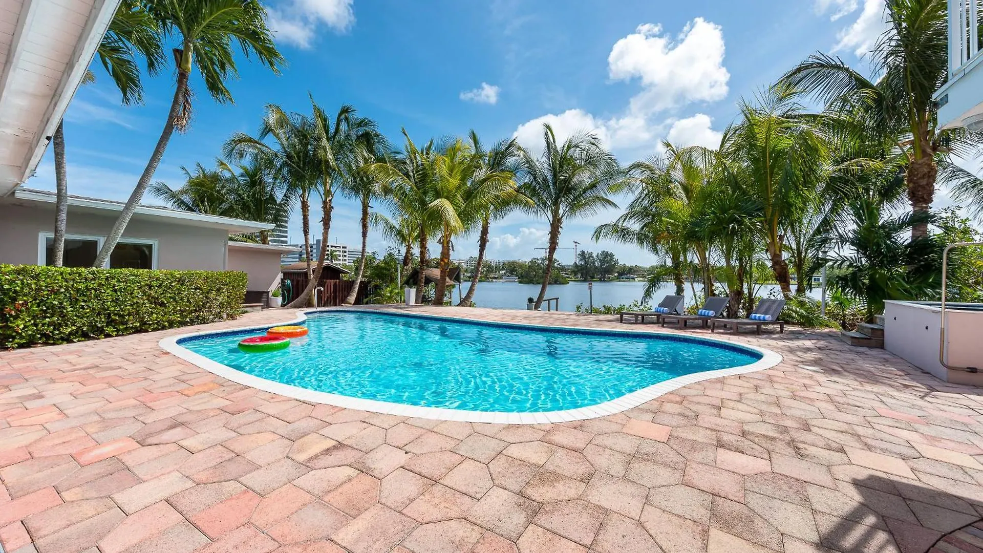 Tropical Waterfront Family Oasis - Amazing Location * Miami