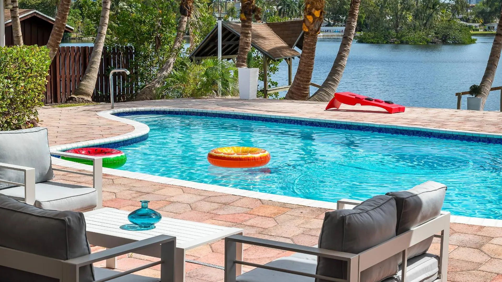 Tropical Waterfront Family Oasis - Amazing Location