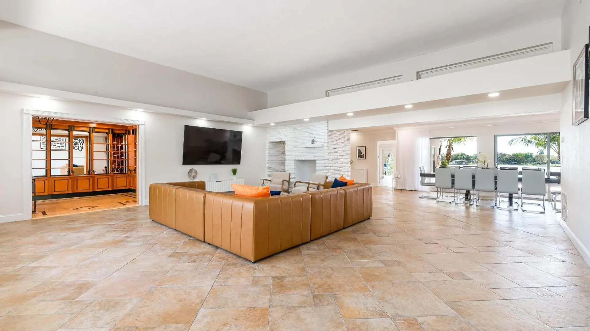 Tropical Waterfront Family Oasis - Amazing Location