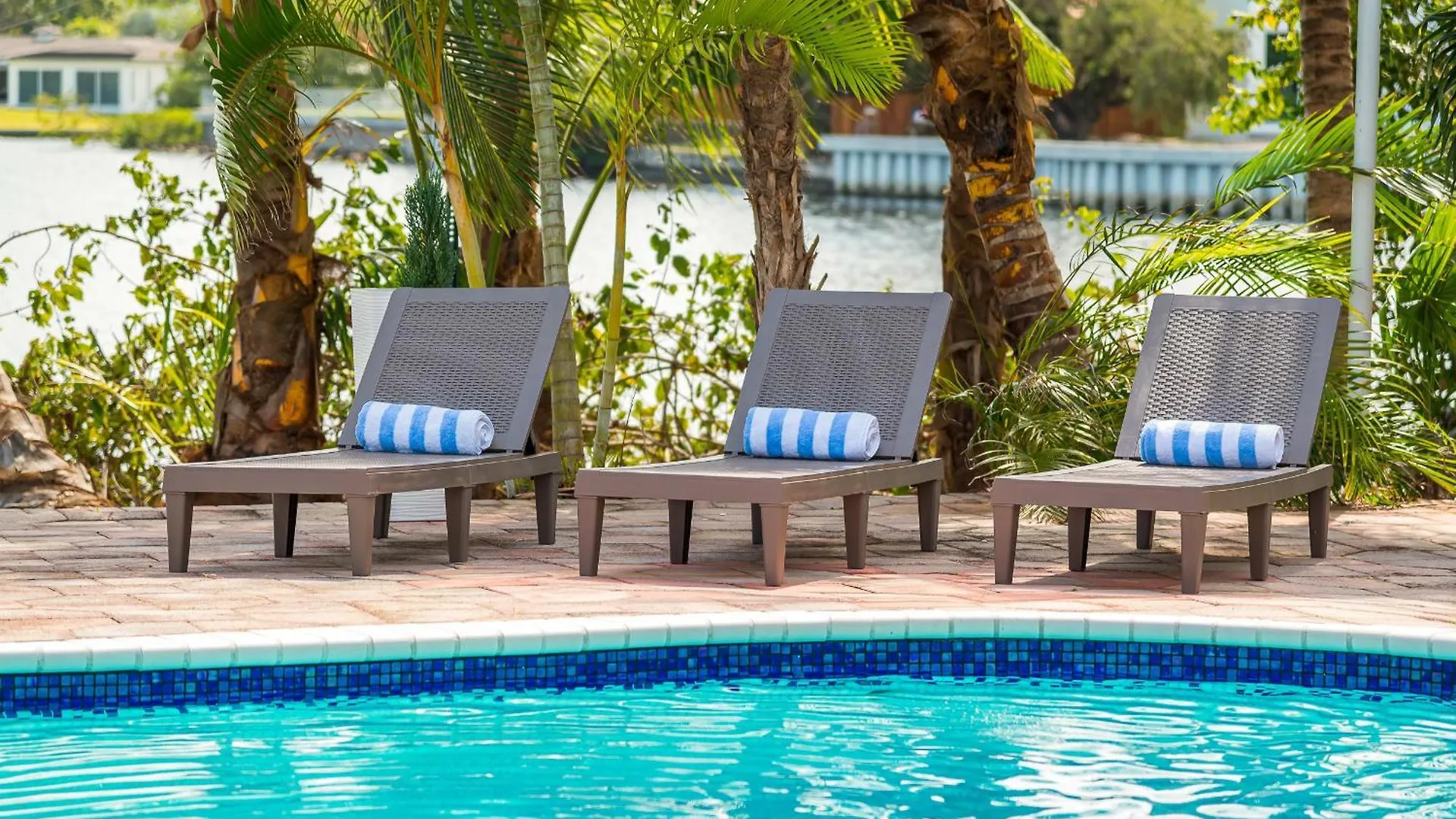 Tropical Waterfront Family Oasis - Amazing Location