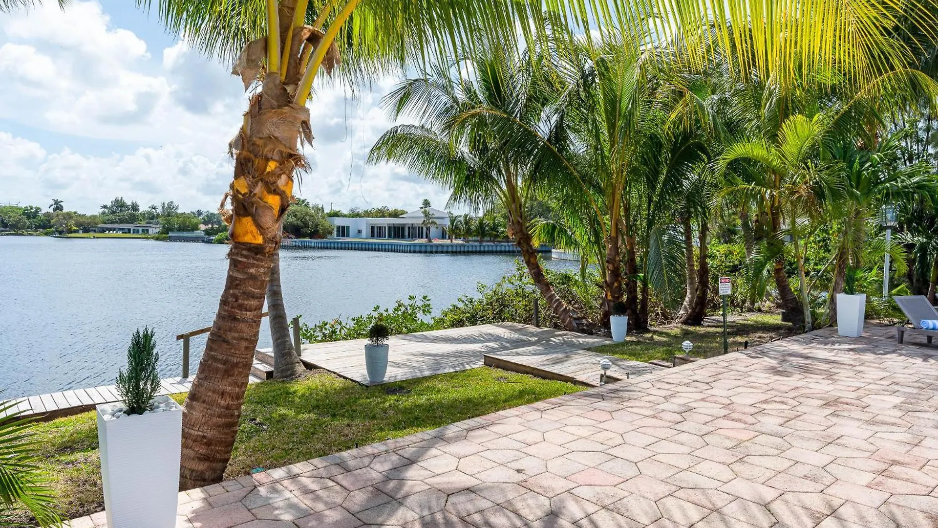 Tropical Waterfront Family Oasis - Amazing Location
