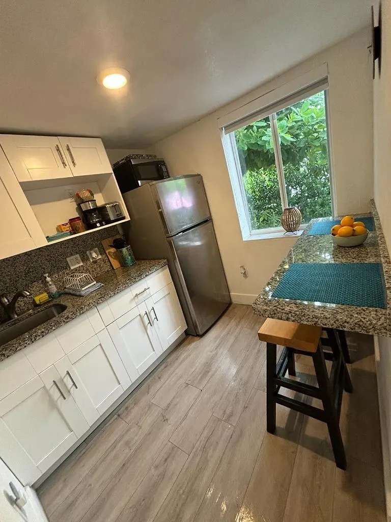Queen: Central With Free Perks Homestay