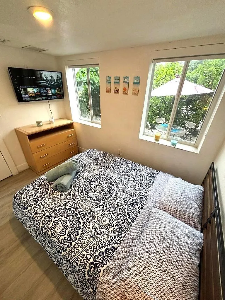 Queen: Central With Free Perks * Miami