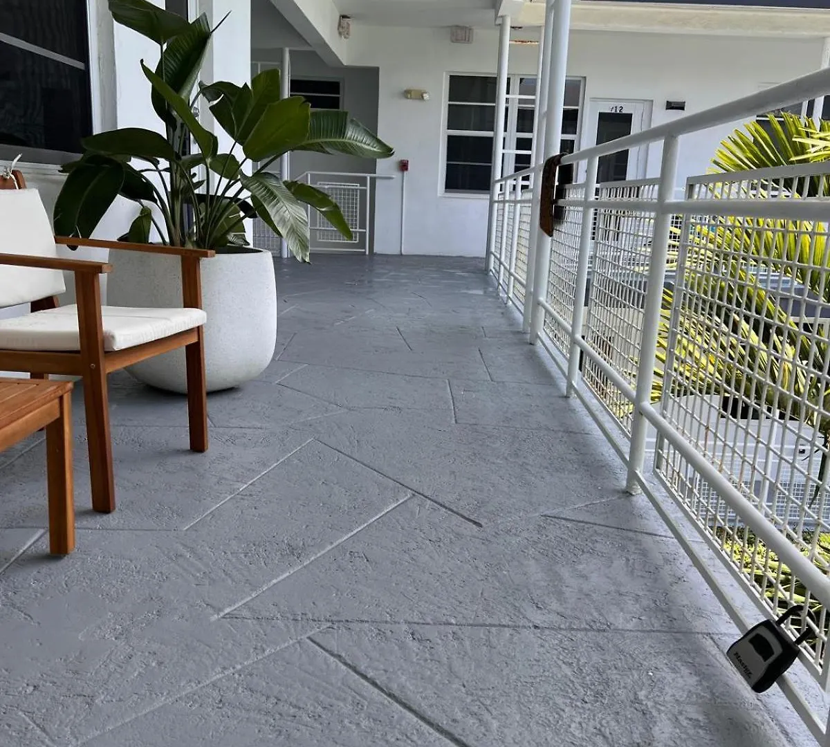 Apartment Pool And Great View And 1 Bedroorm With Pool In North Miami