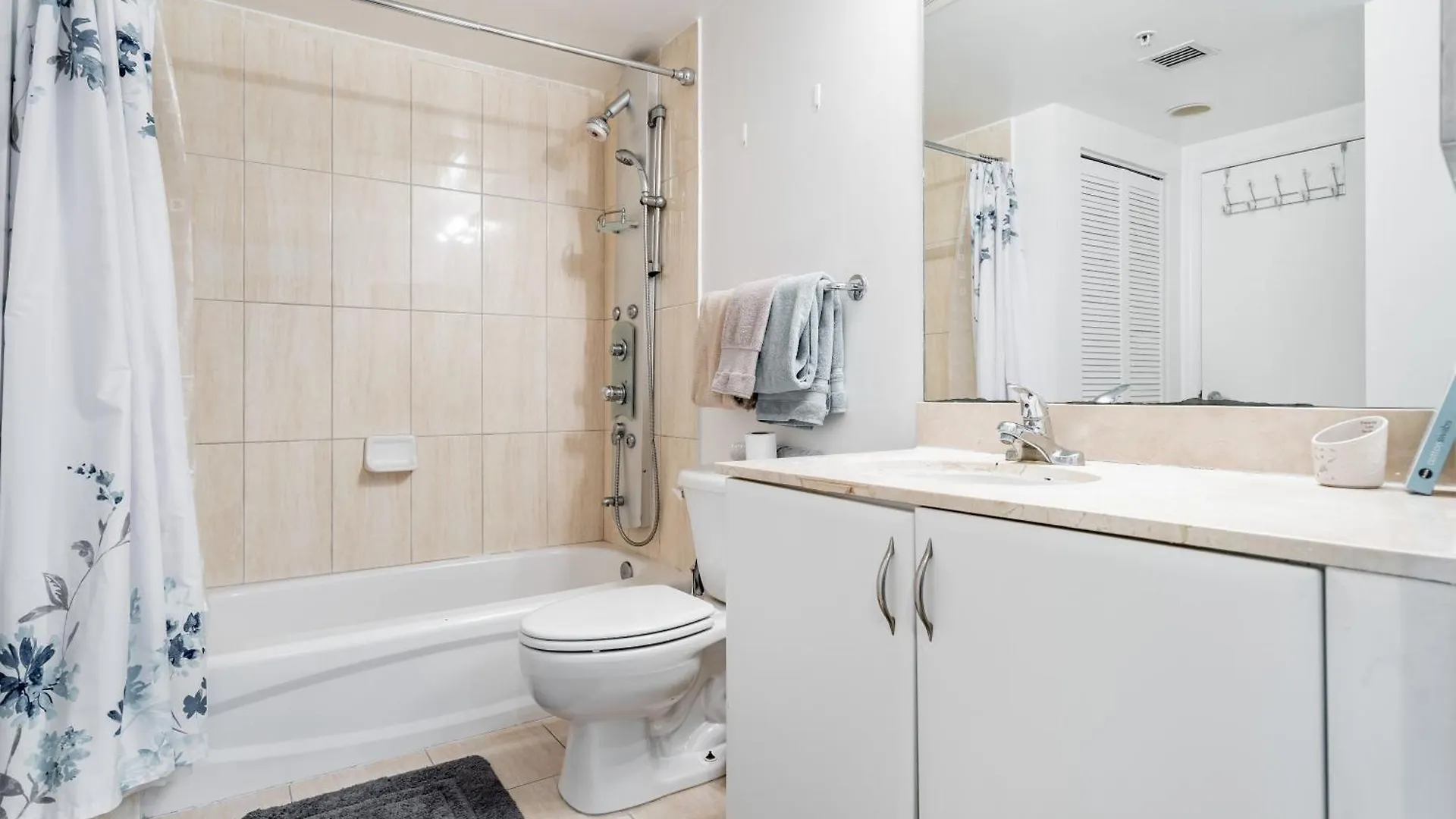 1 Bedroom Opera Tower - Edgewater Apartment *