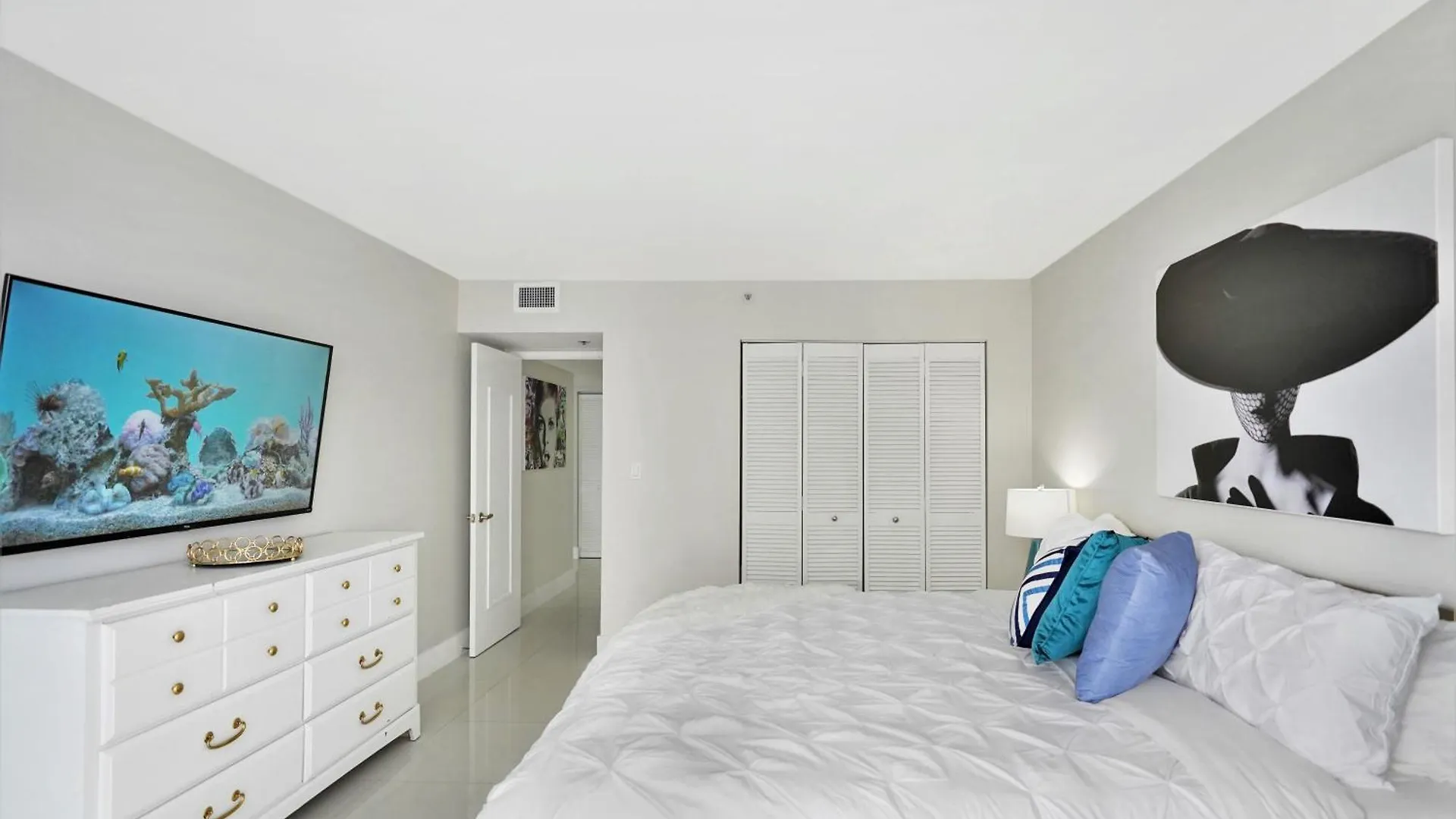 Life Is Gucci! Gorgeous Water Views Condo! Miami
