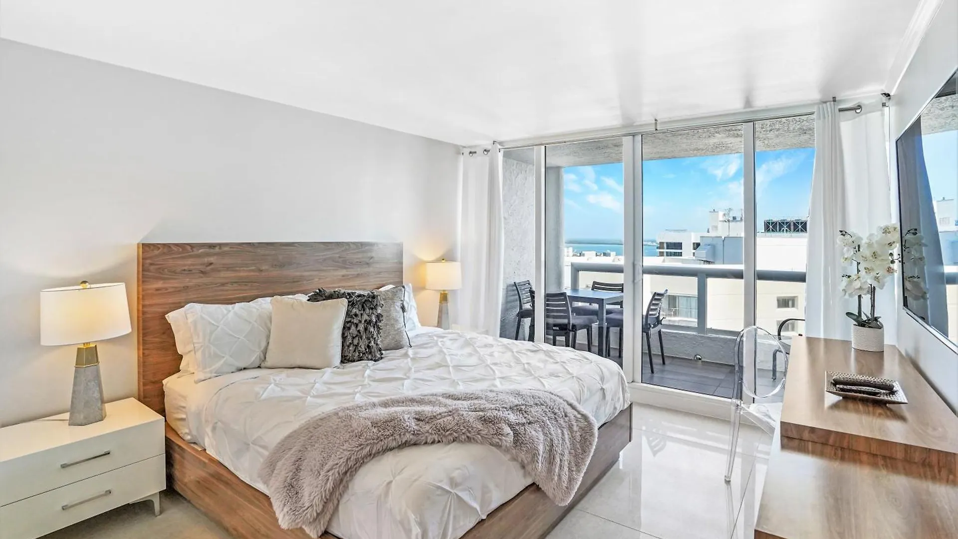 Champagne & Ice! Water Views, 2 Private Balconies! Miami