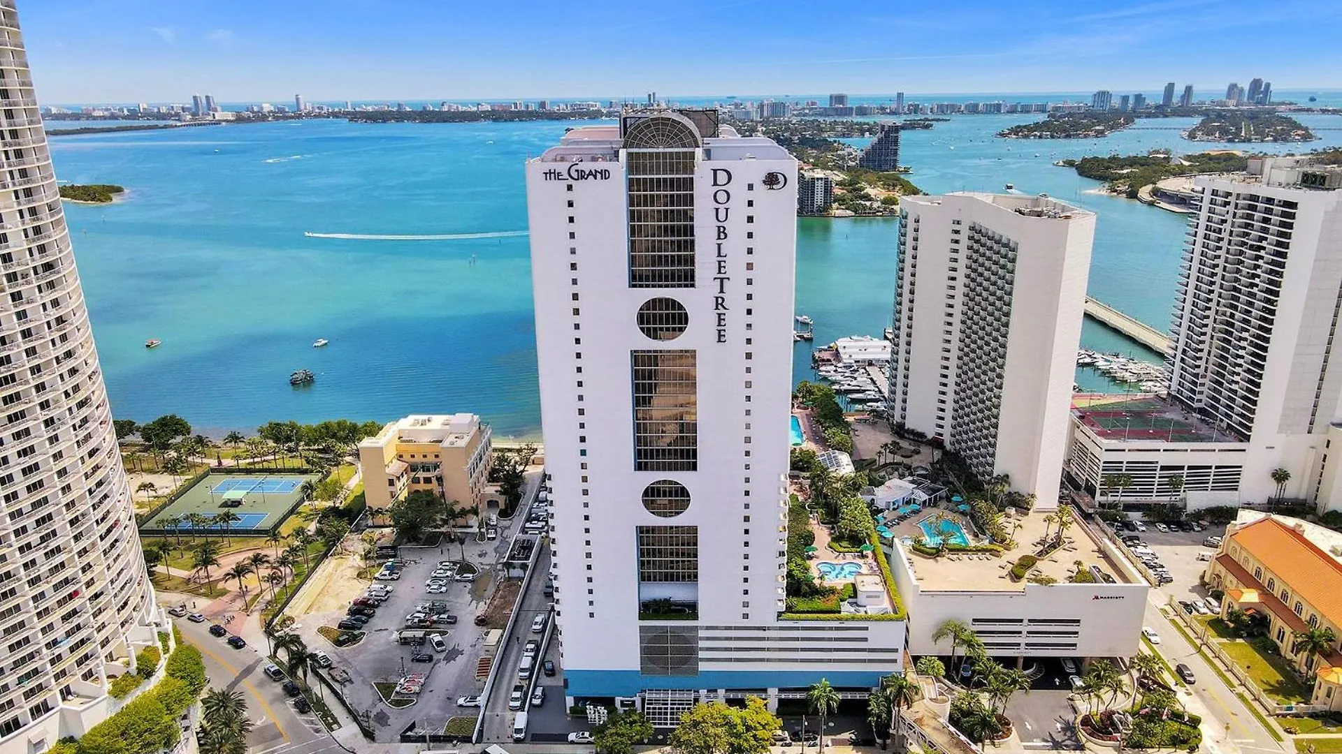 Feels Like Summer ~ Panoramic Water Views! Apartment