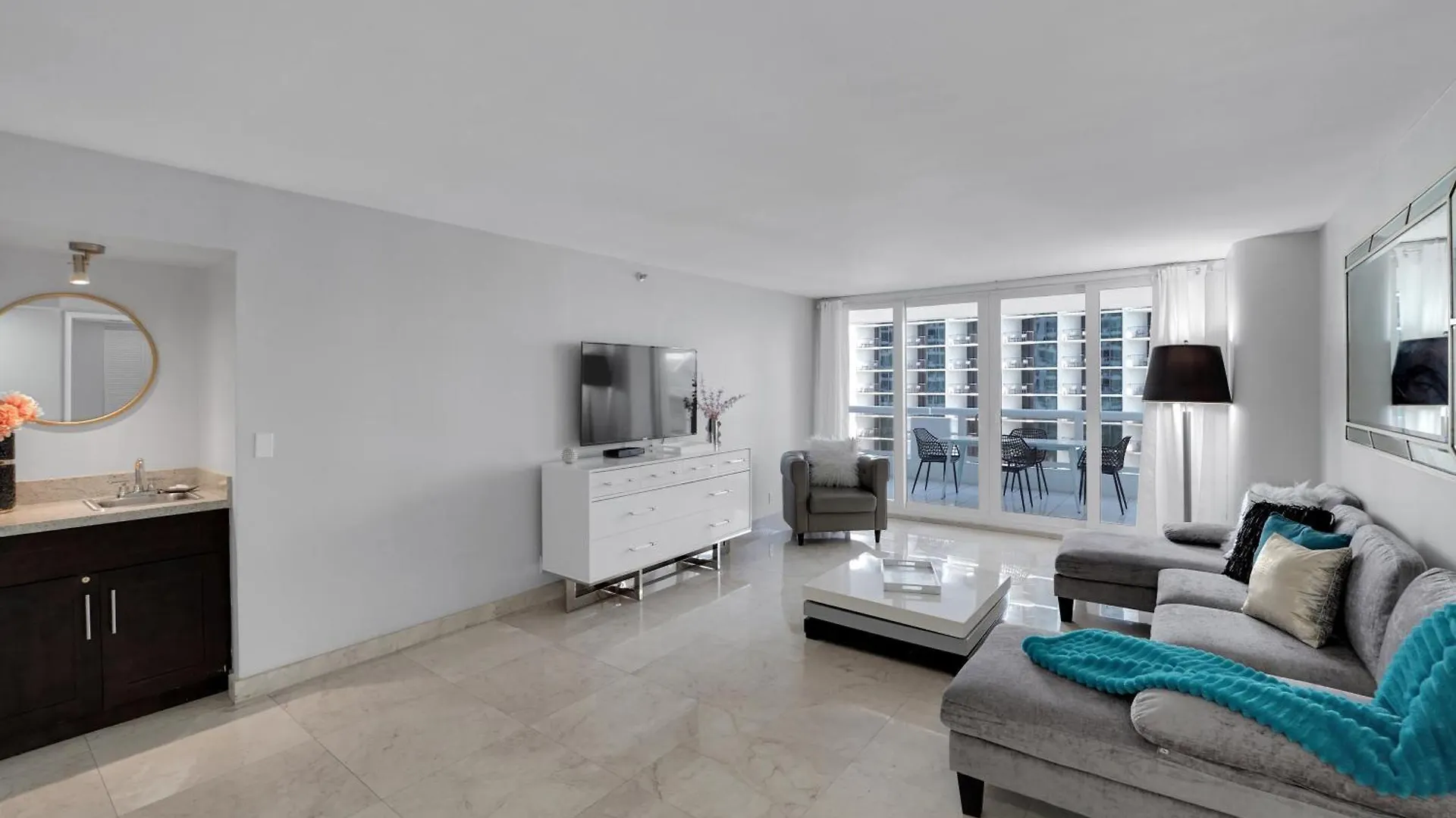 Hello Gorgeous! Water & Skyline Views! Apartment