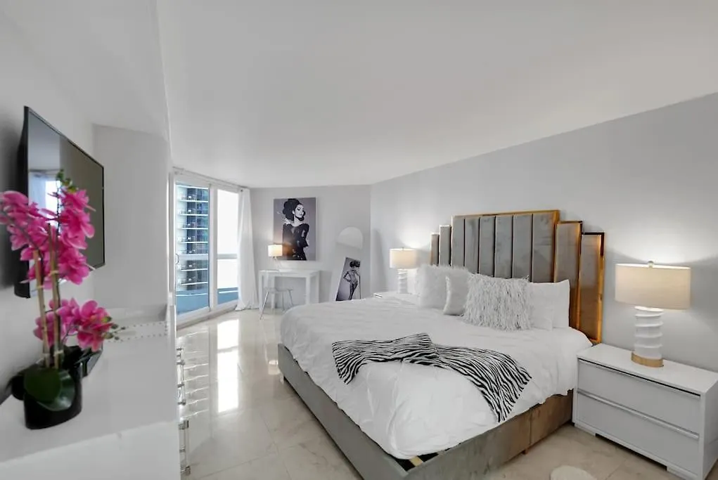 Apartment Hello Gorgeous! Water & Skyline Views! *