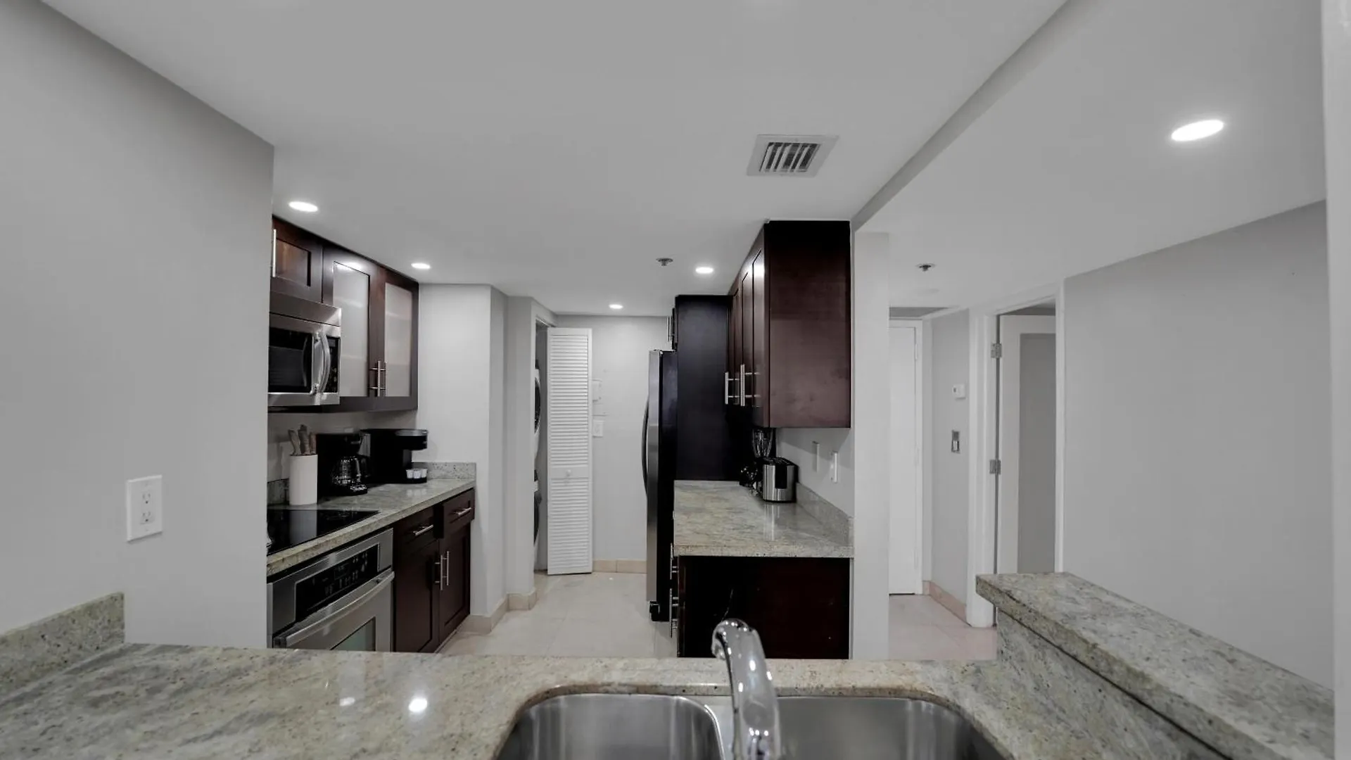Apartment Hello Gorgeous! Water & Skyline Views! Miami