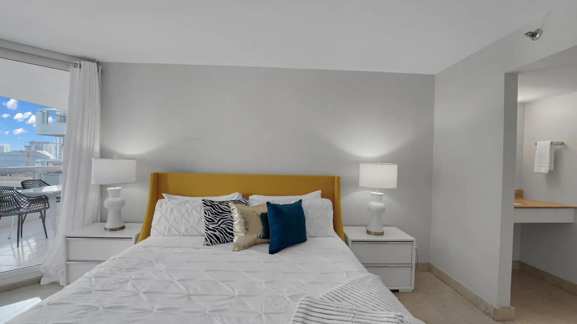 Hello Gorgeous! Water & Skyline Views! Apartment