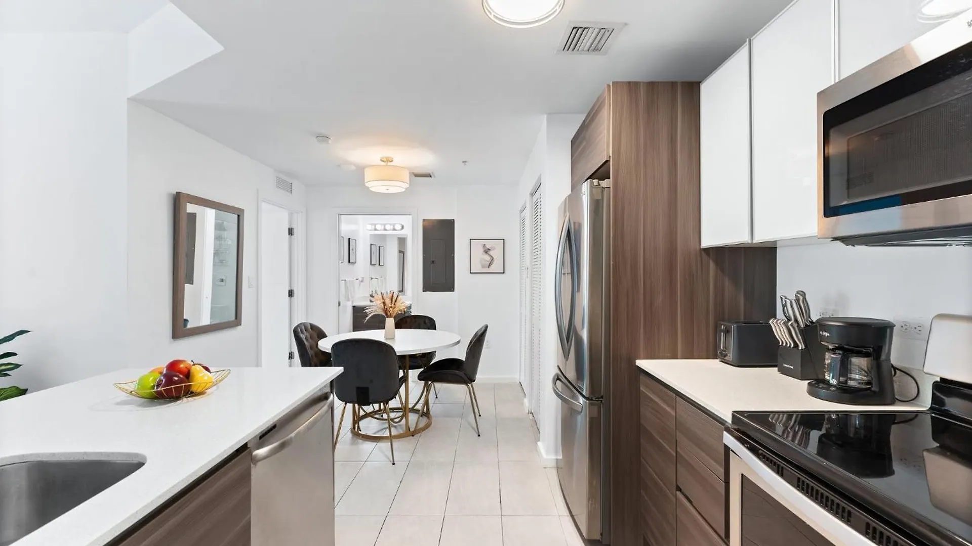 Modern In Edgewater Apartment *