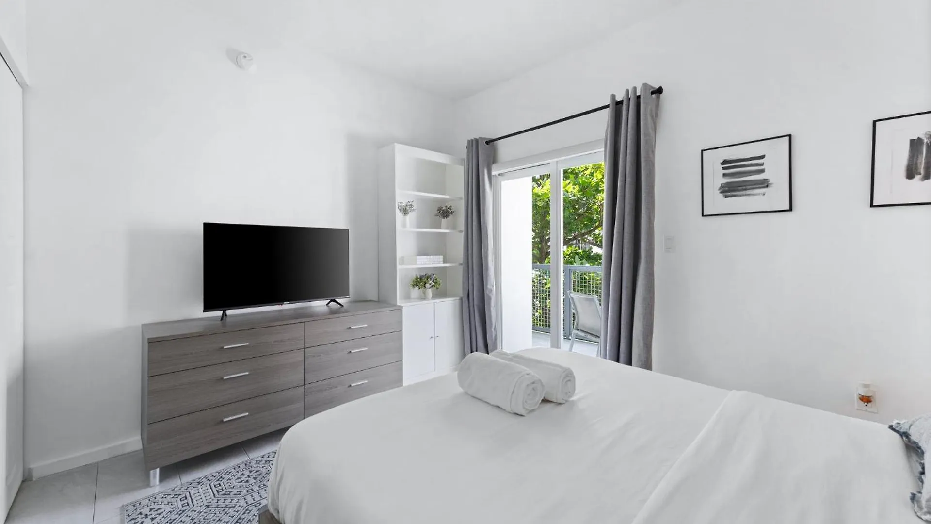 Modern In Edgewater Apartment *