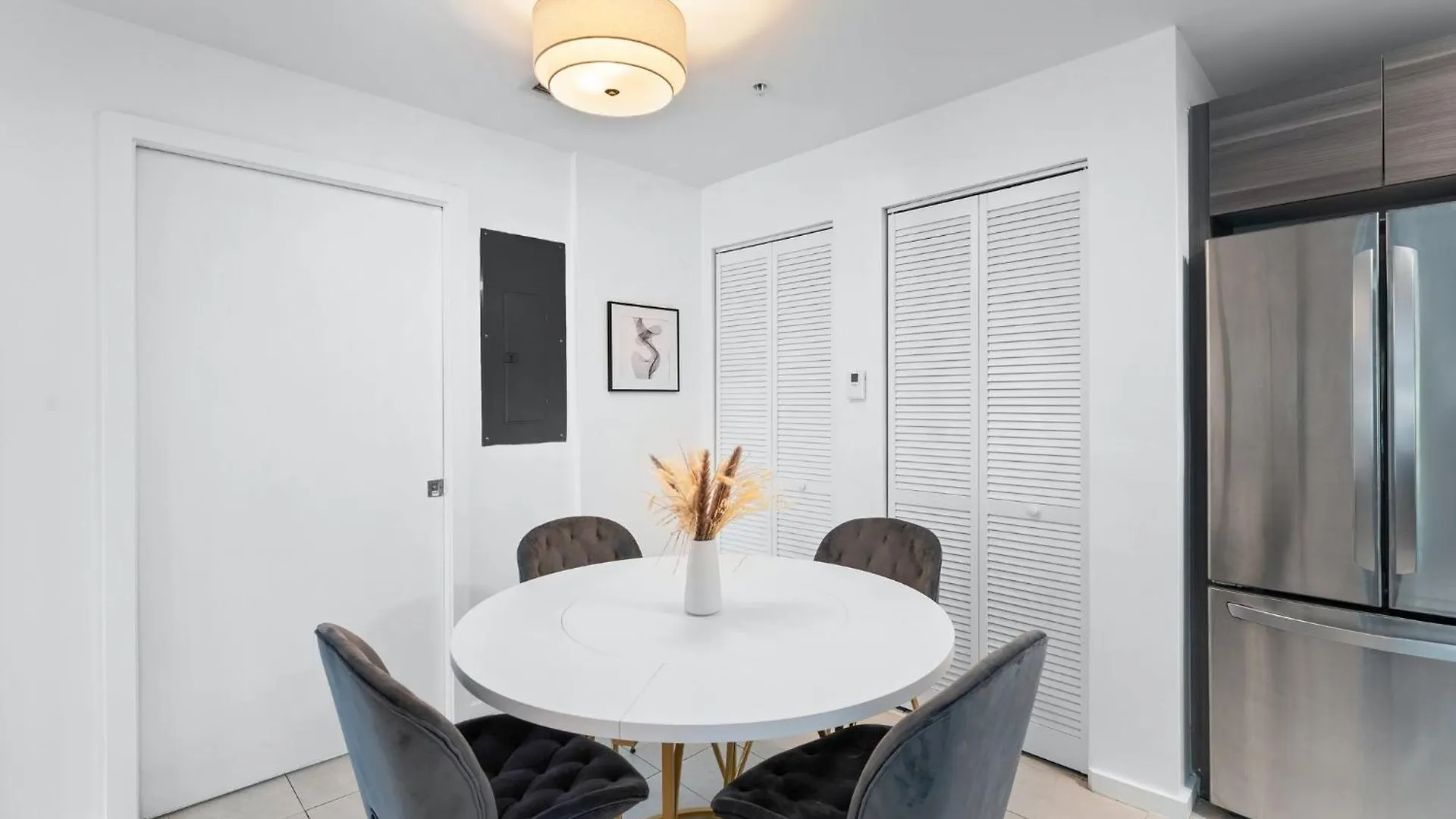 Modern In Edgewater Apartment