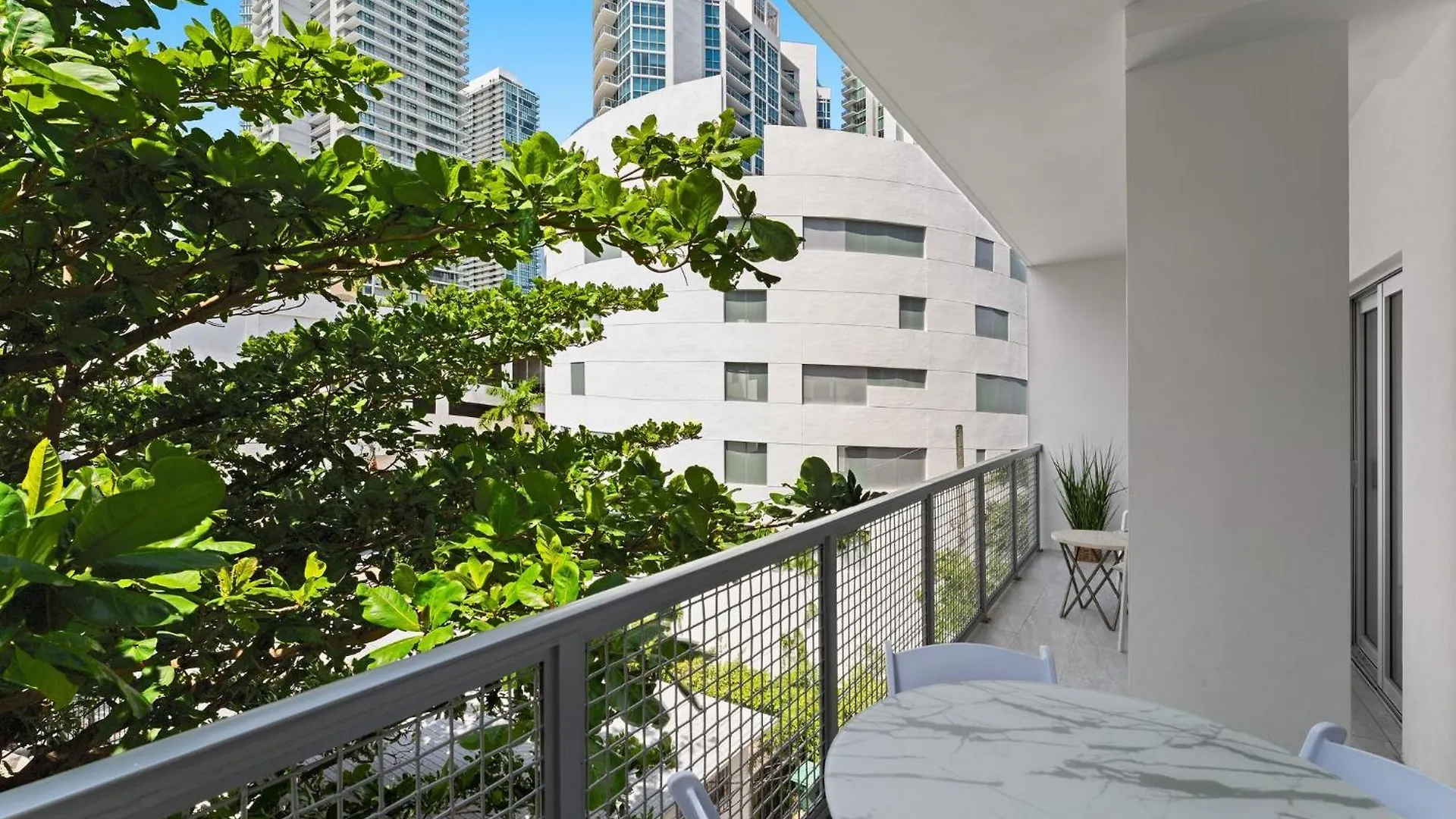 Apartment Modern In Edgewater