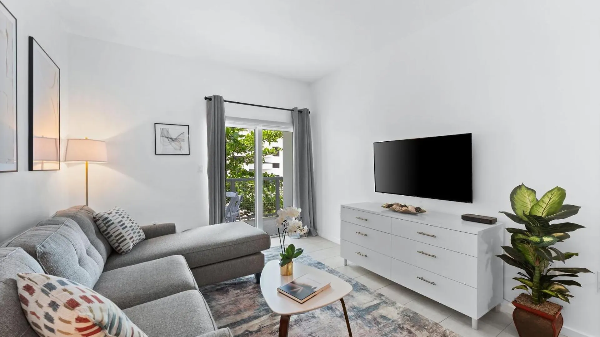 Modern In Edgewater Apartment *