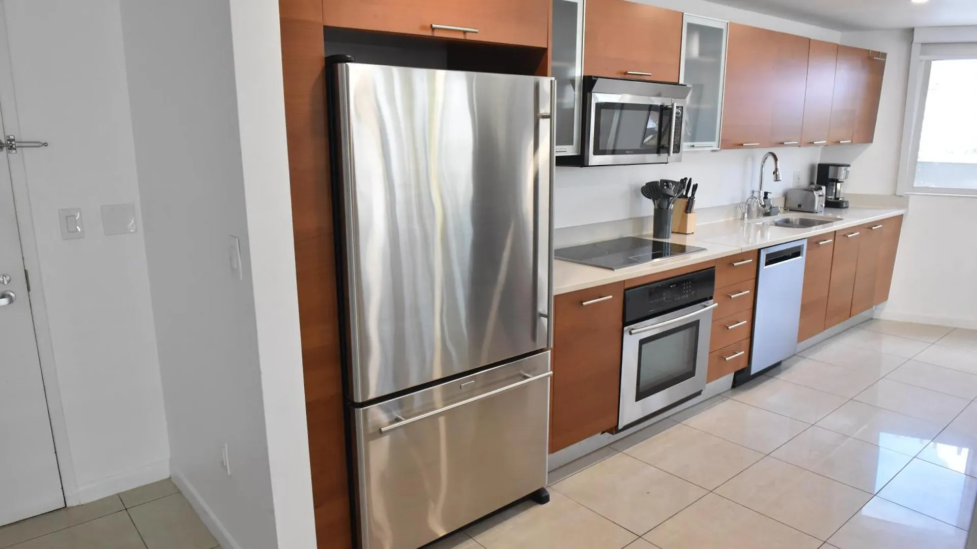 515-trendy 2bd2ba Midtown Huge Private Patio! *