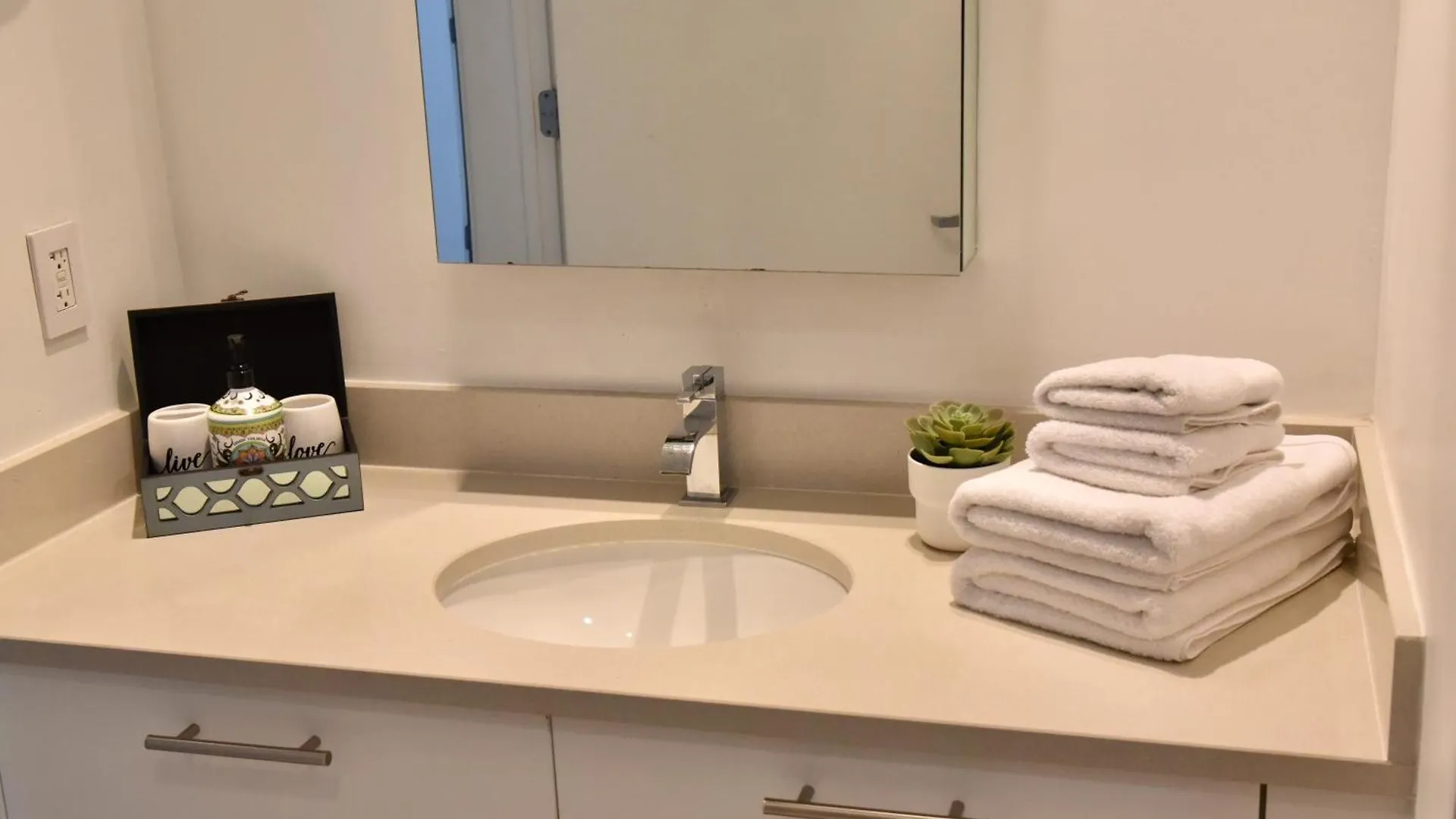 515-trendy 2bd2ba Midtown Huge Private Patio! Apartment