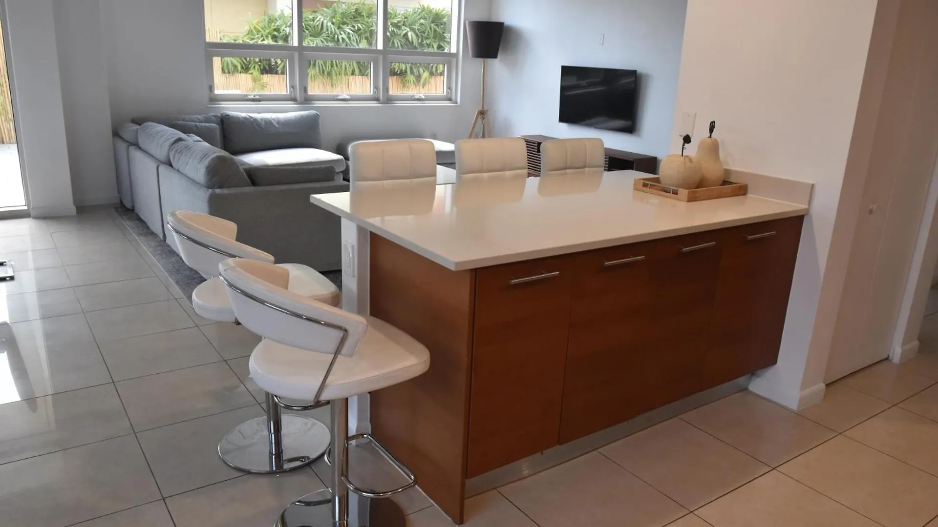 515-trendy 2bd2ba Midtown Huge Private Patio!