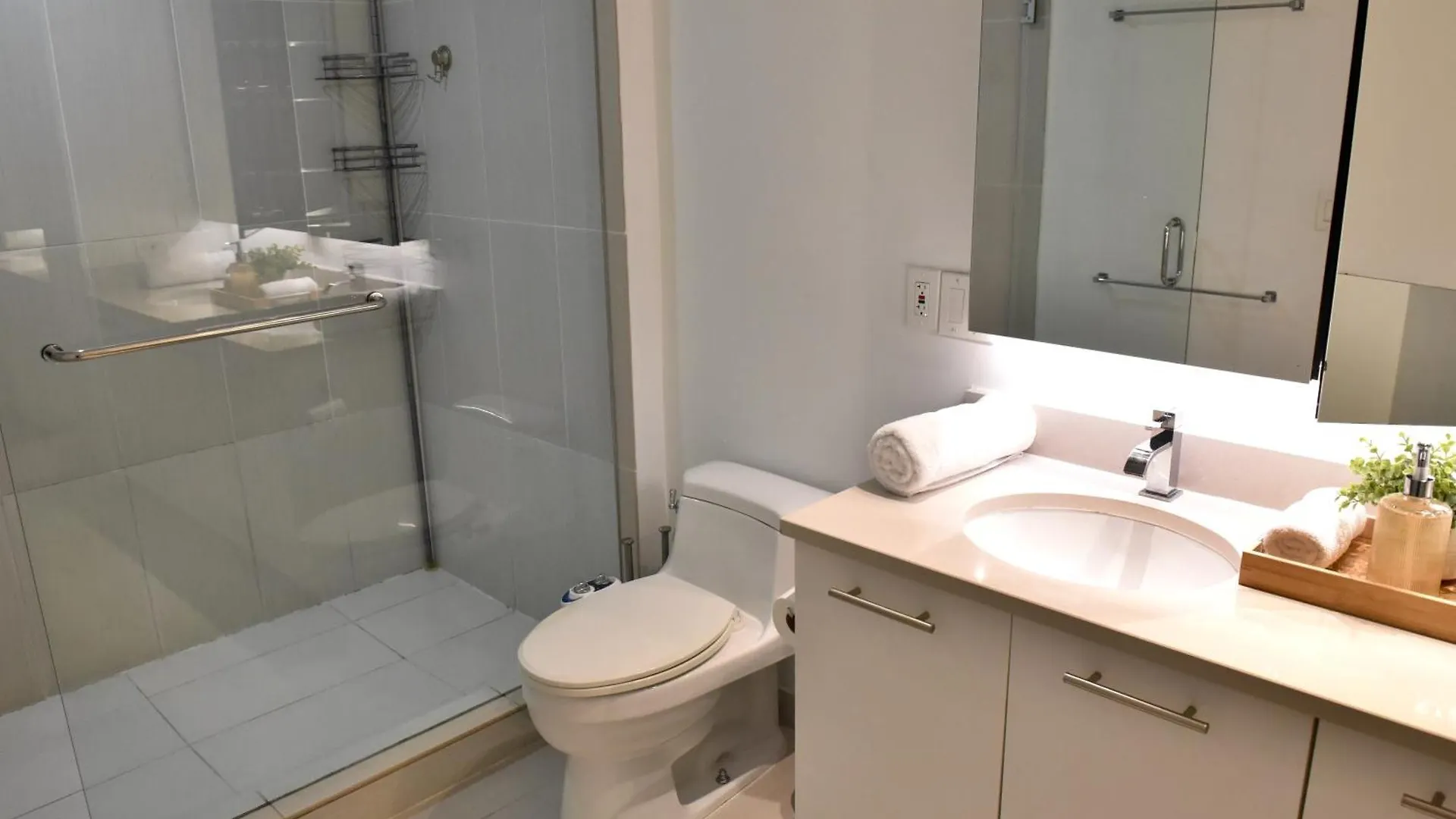 515-trendy 2bd2ba Midtown Huge Private Patio! *