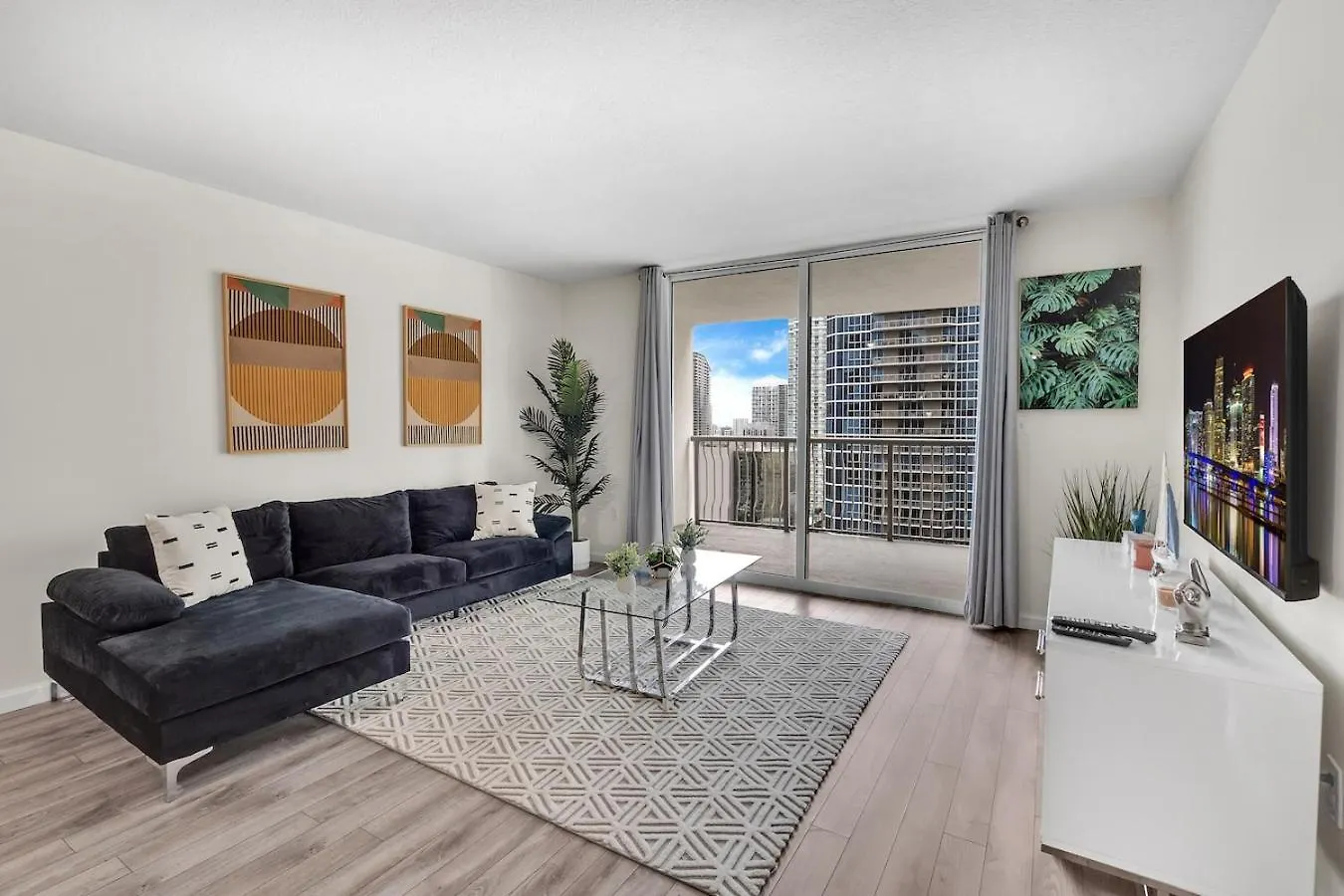 Brickell Key Gem: Stylish 1-bed W/ Free Parking