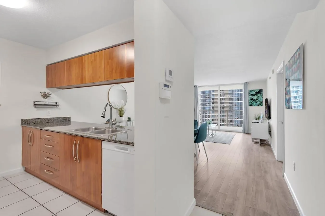 Brickell Key Gem: Stylish 1-bed W/ Free Parking Apartment