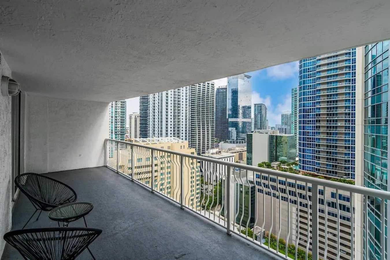 Brickell Key Gem: Stylish 1-bed W/ Free Parking Apartment *