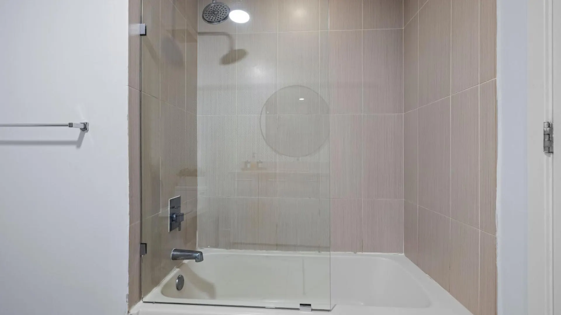 516-2bd2ba Midblock Free Parking *