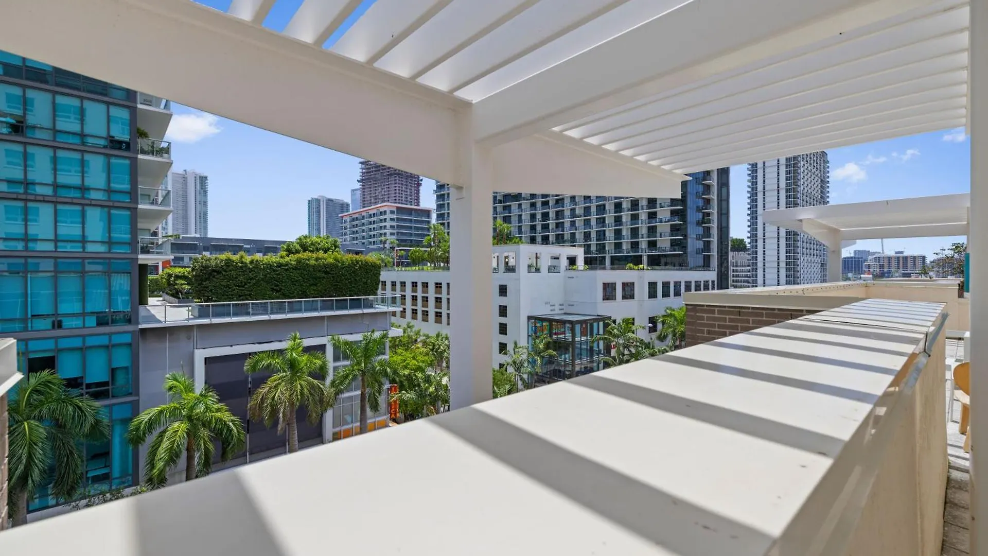 516-2bd2ba Midblock Free Parking *