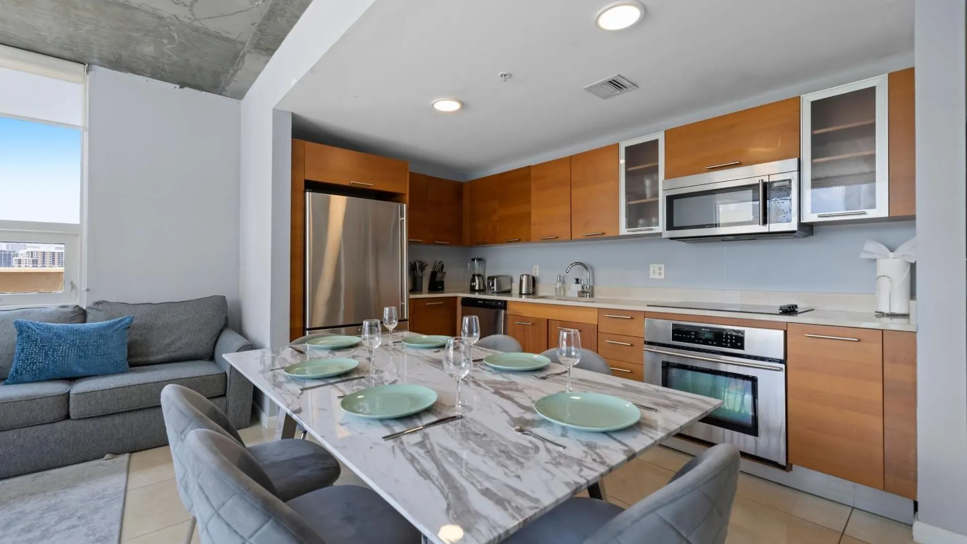 516-2bd2ba Midblock Free Parking Apartment *
