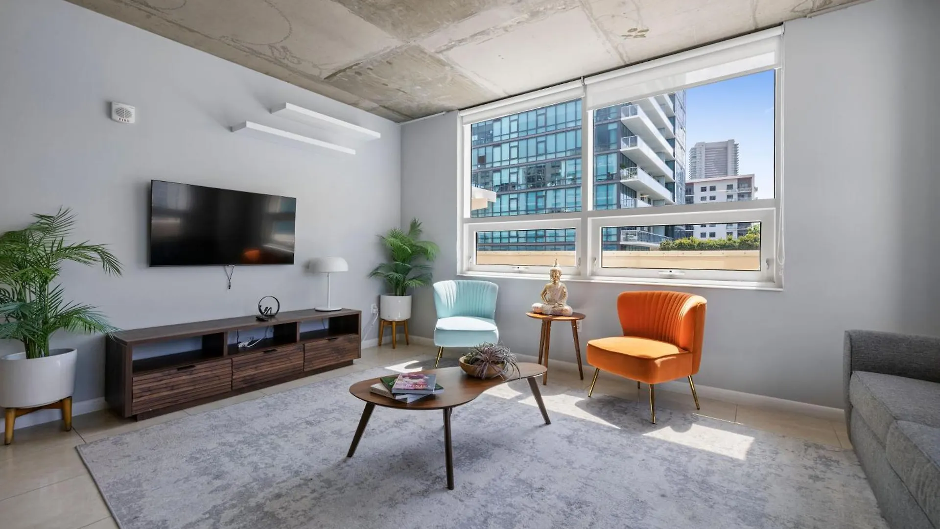 516-2bd2ba Midblock Free Parking Apartment *