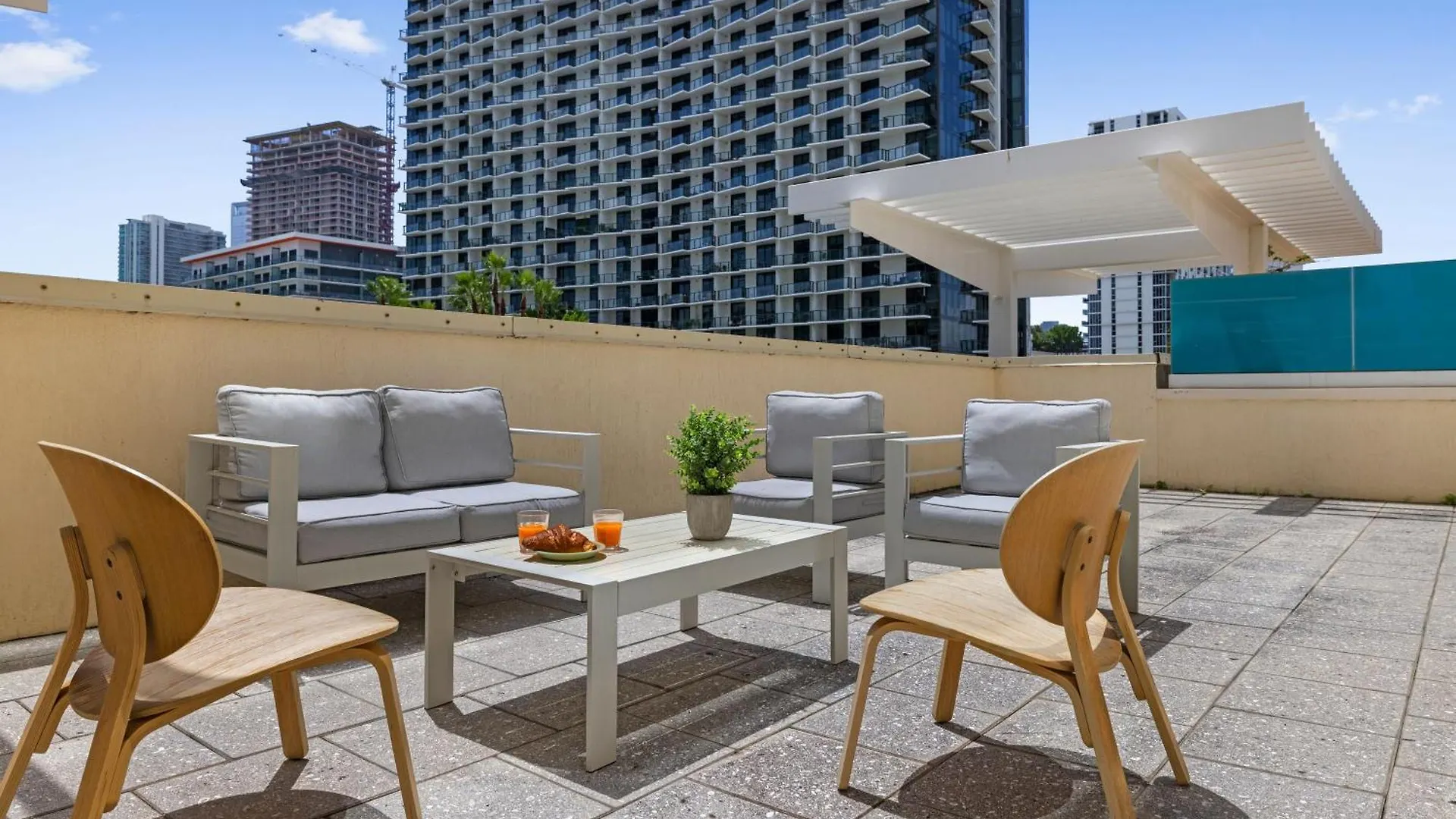 516-2bd2ba Midblock Free Parking Apartment Miami